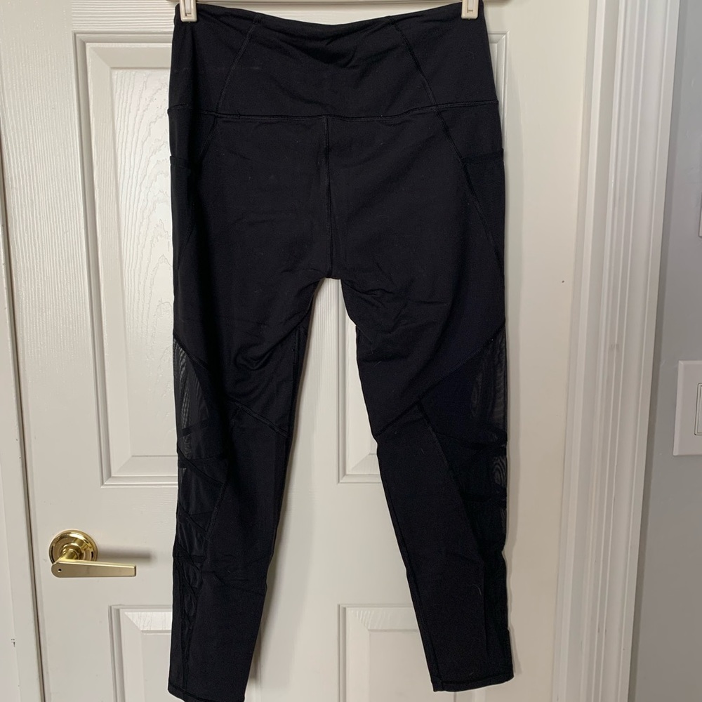 Victoria’s Secret Sport Knockout Leggings. Size large.